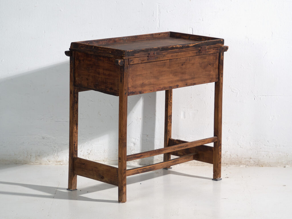 Pupitre antiguo chino de tapa abatible en pino – China, circa 1930