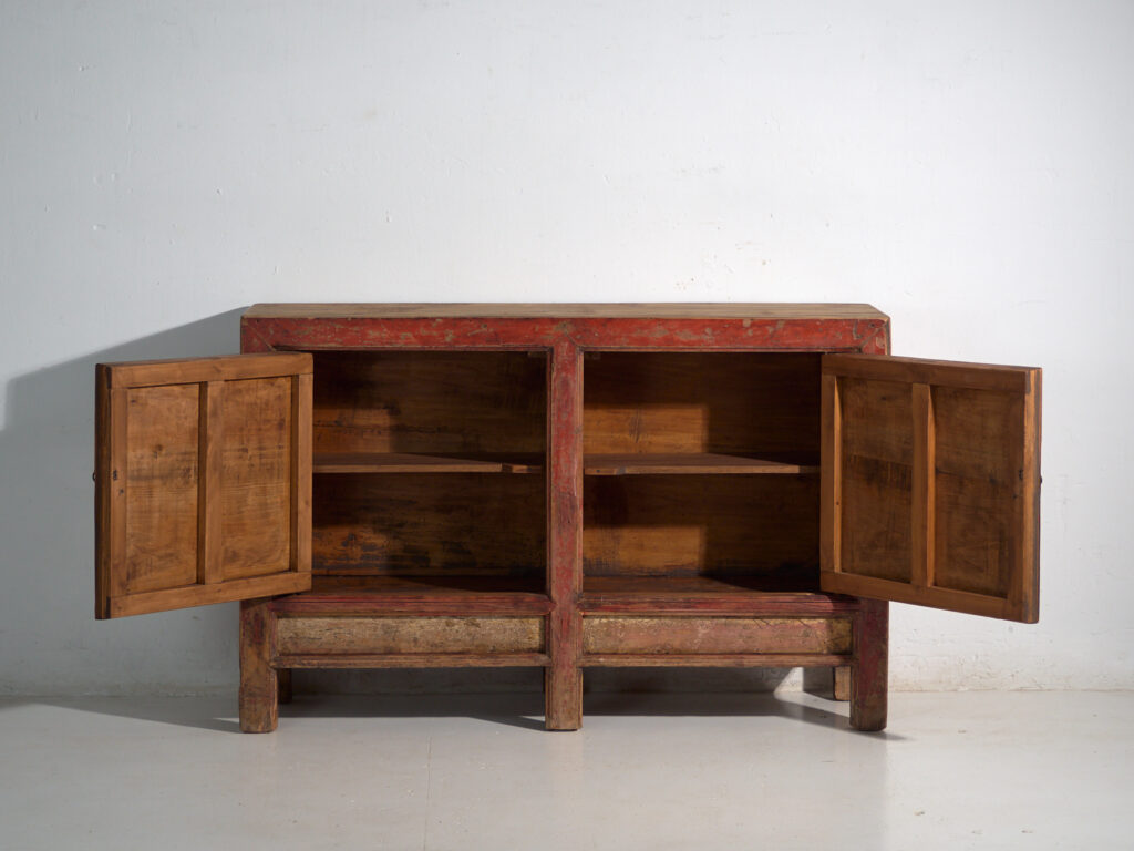 Aparador antiguo pintado en madera de olmo – China, circa 1950
