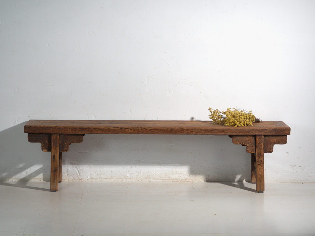 Banco largo antiguo en madera de olmo – China, circa 1930