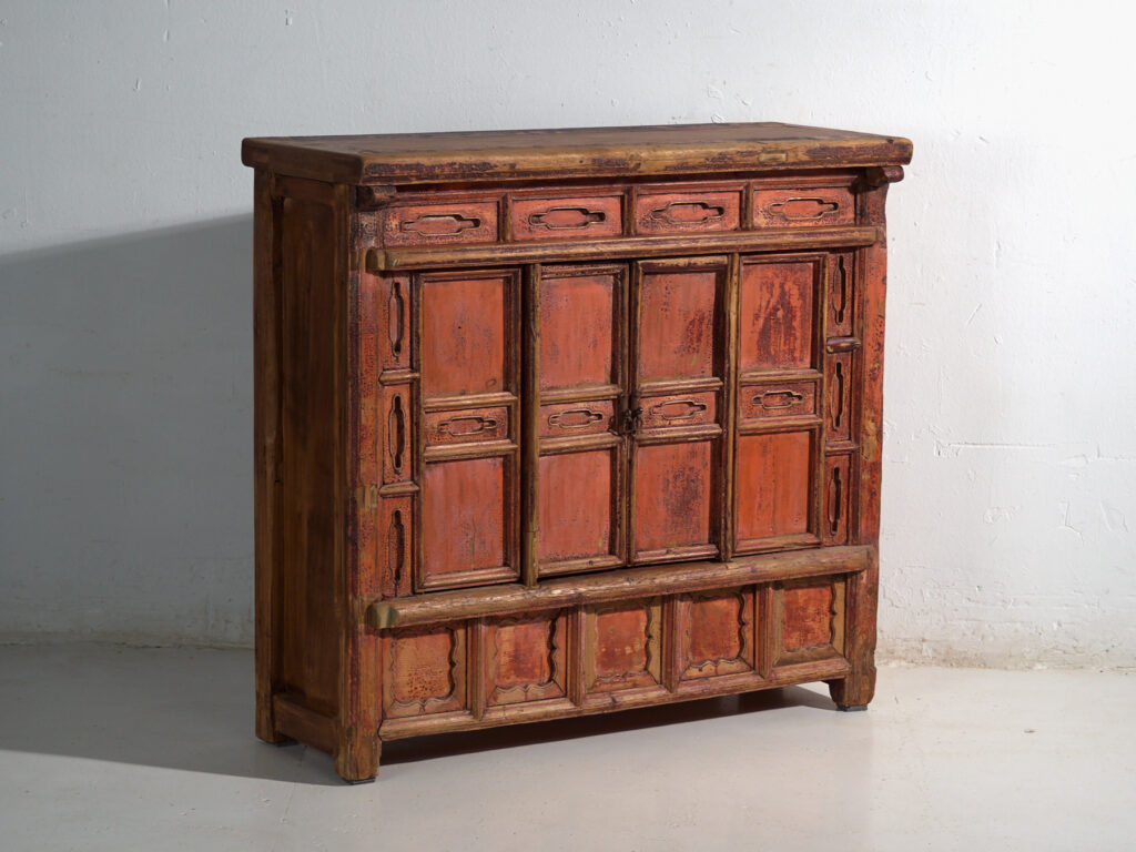 Buffet Shanxi en pin à peinture rouge d'origine et quatre tiroirs – Chine, vers 1930