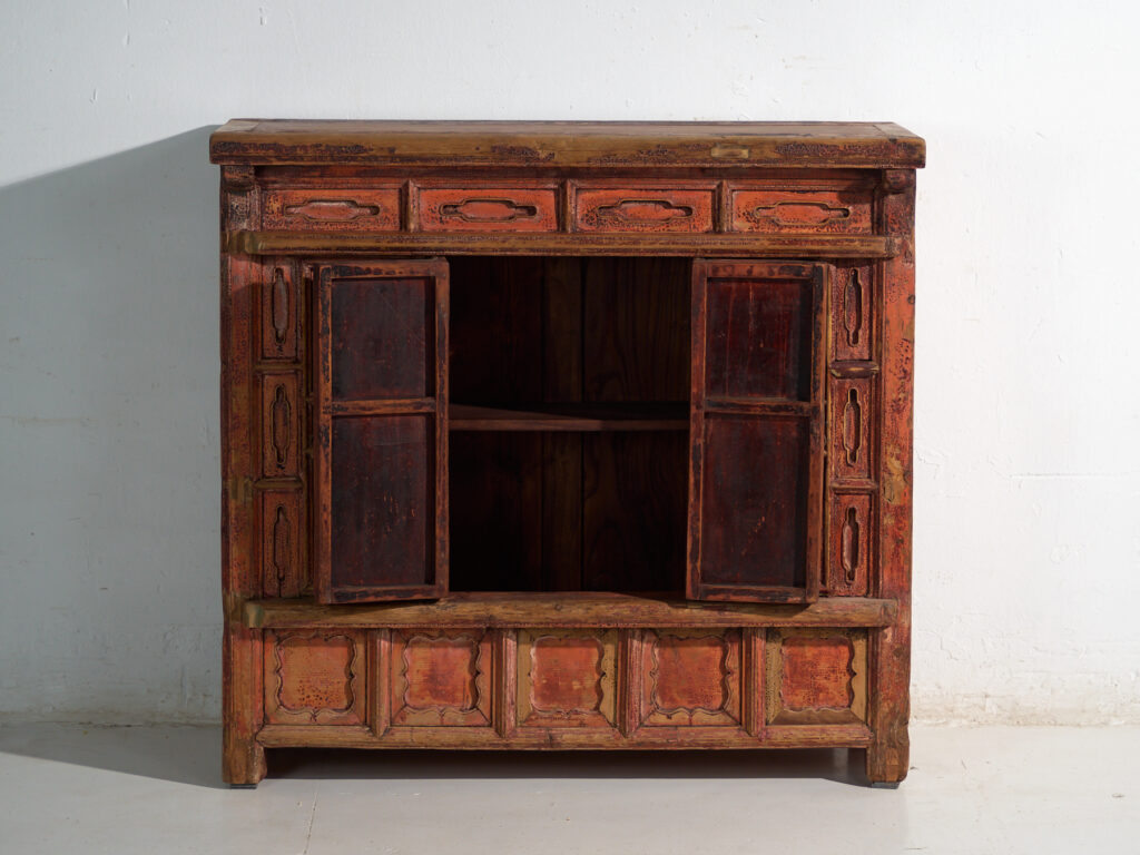 Buffet Shanxi en pin à peinture rouge d'origine et quatre tiroirs – Chine, vers 1930
