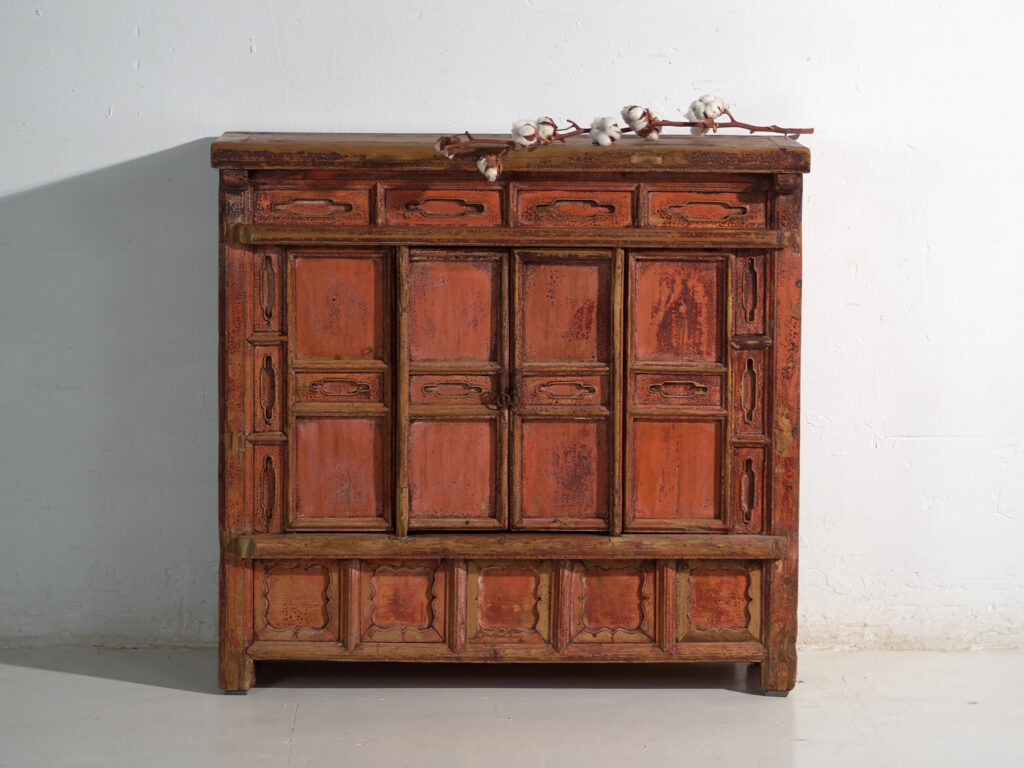 Buffet Shanxi en pin à peinture rouge d'origine et quatre tiroirs – Chine, vers 1930