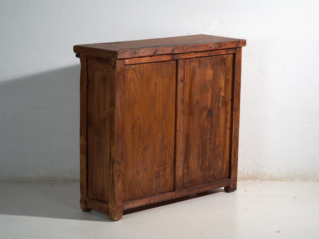 Buffet Shanxi en pin à peinture rouge d'origine et quatre tiroirs – Chine, vers 1930
