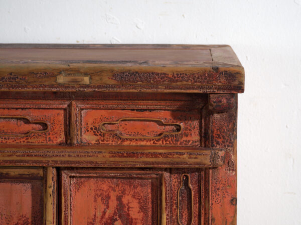 Buffet Shanxi en pin à peinture rouge d'origine et quatre tiroirs – Chine, vers 1930