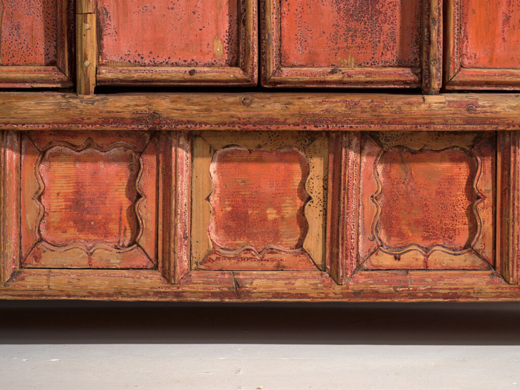 Buffet Shanxi en pin à peinture rouge d'origine et quatre tiroirs – Chine, vers 1930