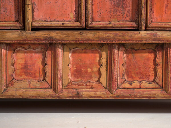 Buffet Shanxi en pin à peinture rouge d'origine et quatre tiroirs – Chine, vers 1930