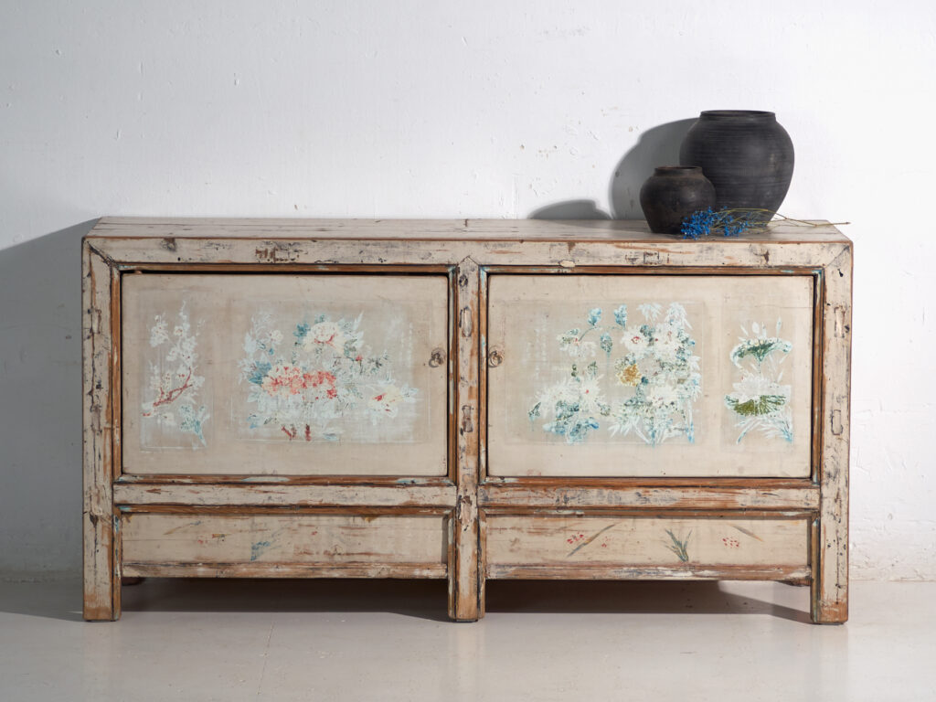 Aparador antiguo en madera de pino pintado – China, circa 1930