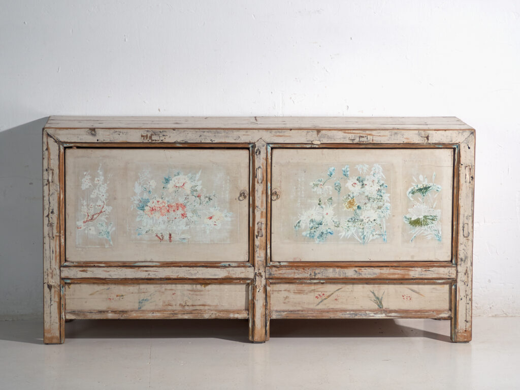 Aparador antiguo en madera de pino pintado – China, circa 1930