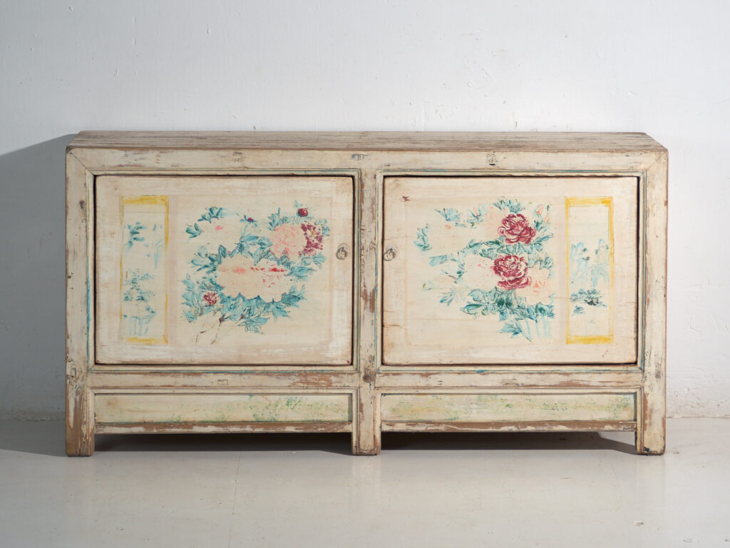Aparador antiguo pintado en madera de pino – China, circa 1930