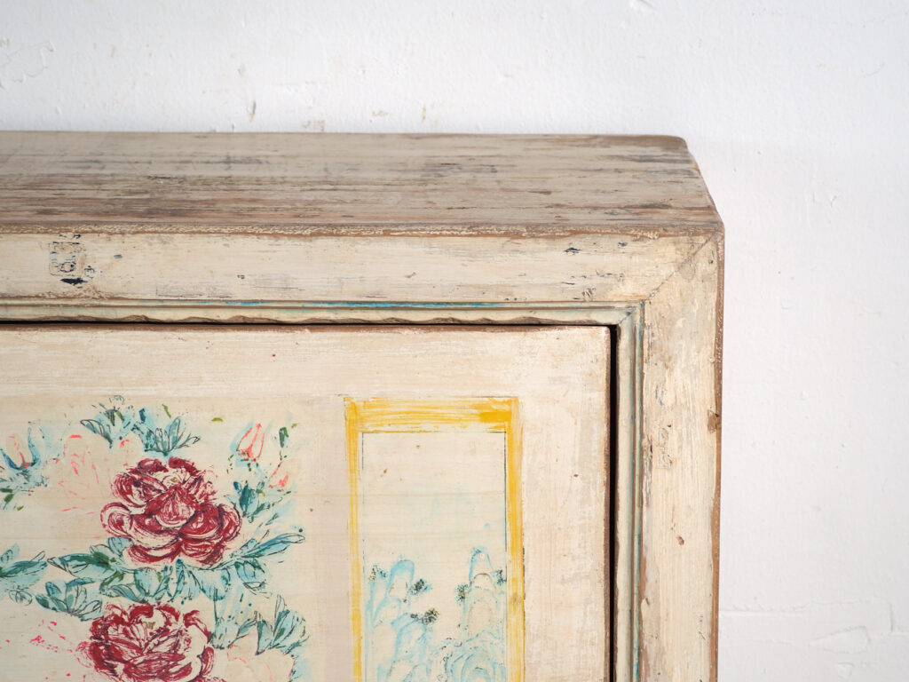 Aparador antiguo pintado en madera de pino – China, circa 1930