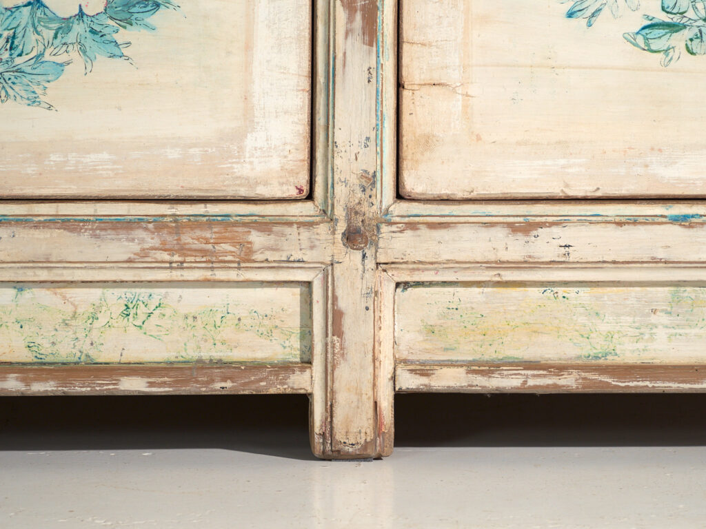 Aparador antiguo pintado en madera de pino – China, circa 1930