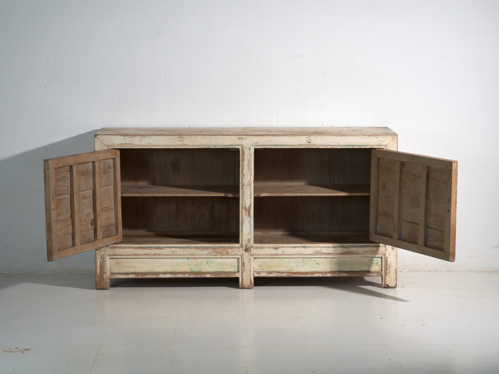 Aparador antiguo pintado en madera de pino – China, circa 1930