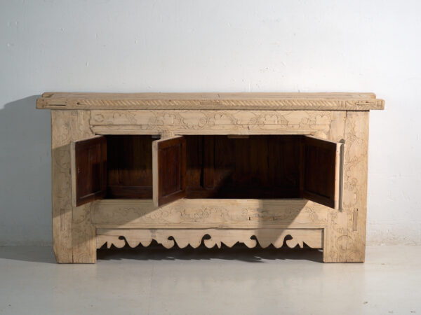 Aparador antiguo tallado en madera de abeto – China, circa 1930