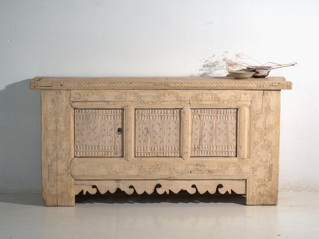 Aparador antiguo tallado en madera de abeto – China, circa 1930