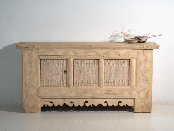 Aparador antiguo tallado en madera de abeto – China, circa 1930