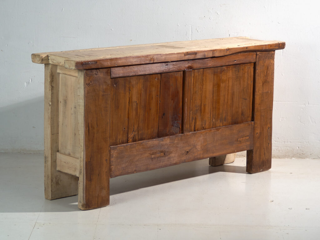 Aparador antiguo tallado en madera de abeto – China, circa 1930