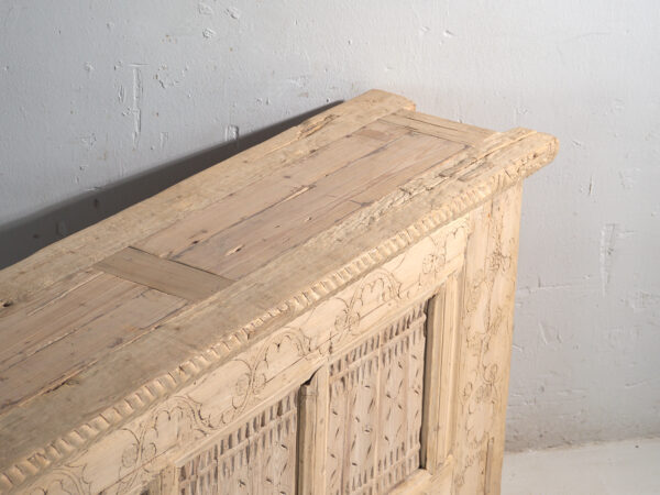 Aparador antiguo tallado en madera de abeto – China, circa 1930