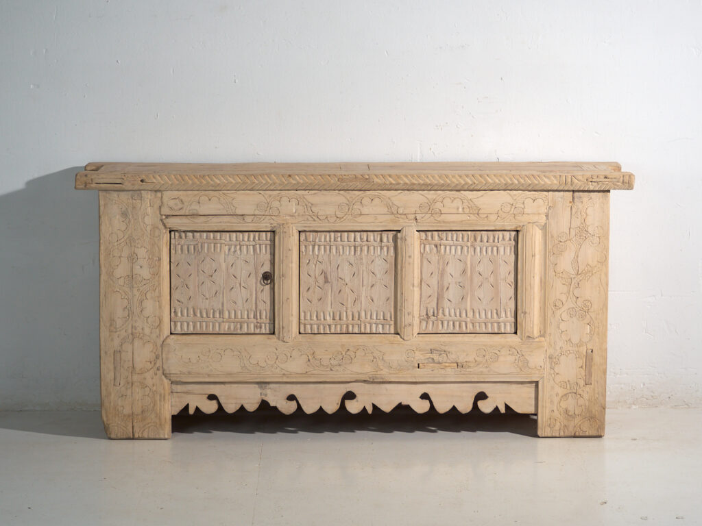 Aparador antiguo tallado en madera de abeto – China, circa 1930