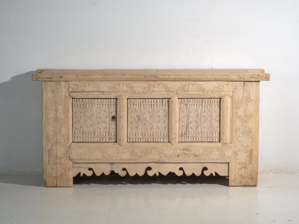 Aparador antiguo tallado en madera de abeto – China, circa 1930