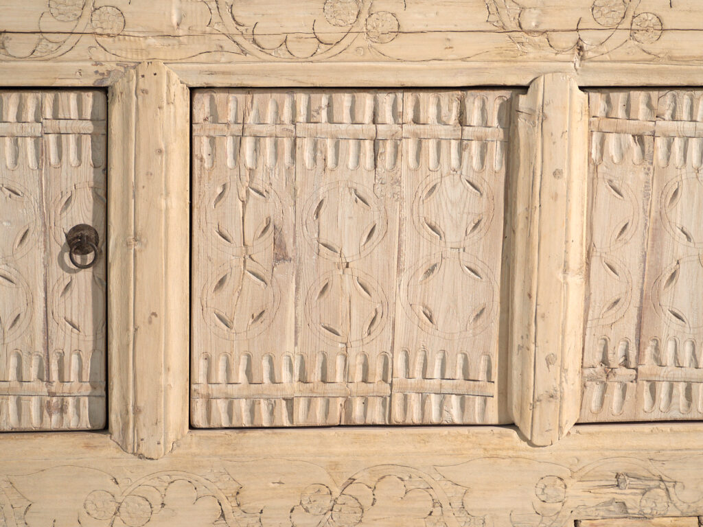 Aparador antiguo tallado en madera de abeto – China, circa 1930