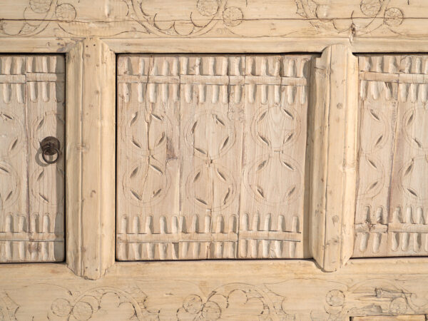 Aparador antiguo tallado en madera de abeto – China, circa 1930
