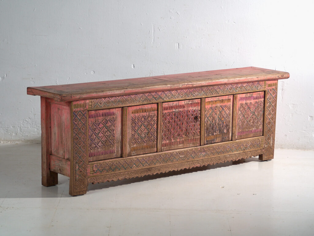 Aparador antiguo bajo tallado en madera de abeto – China, circa 1930