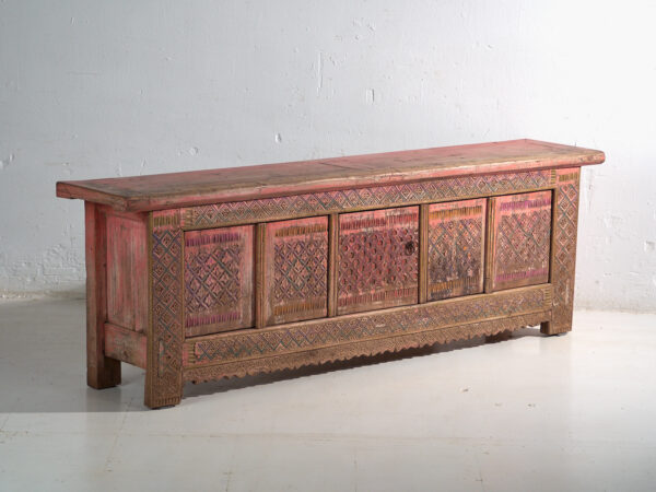 Aparador antiguo bajo tallado en madera de abeto – China, circa 1930