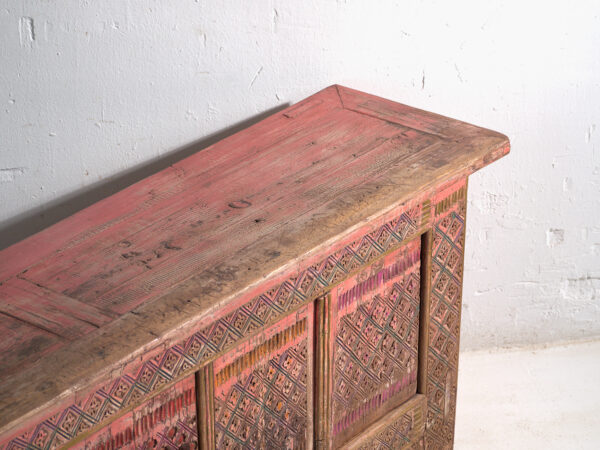 Aparador antiguo bajo tallado en madera de abeto – China, circa 1930