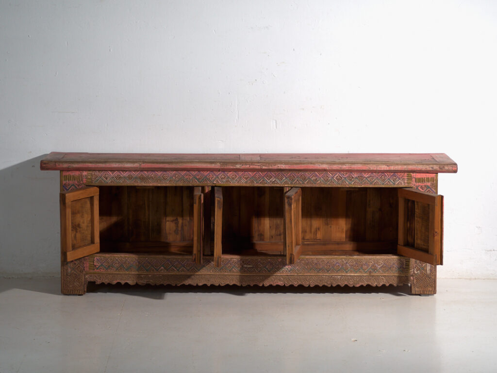 Aparador antiguo bajo tallado en madera de abeto – China, circa 1930