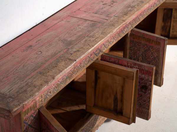 Aparador antiguo bajo tallado en madera de abeto – China, circa 1930