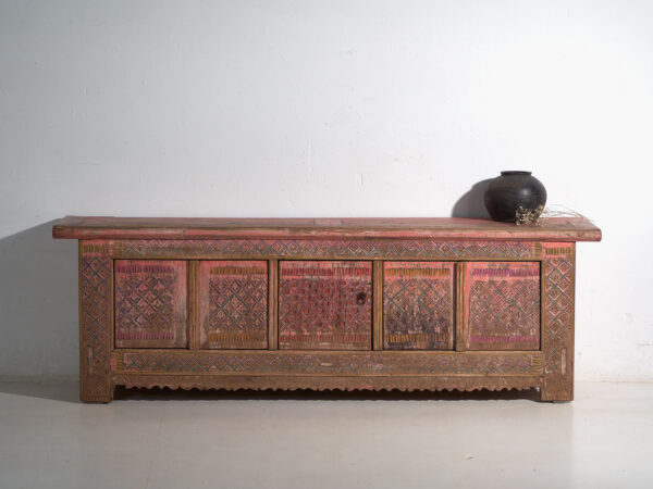 Aparador antiguo bajo tallado en madera de abeto – China, circa 1930