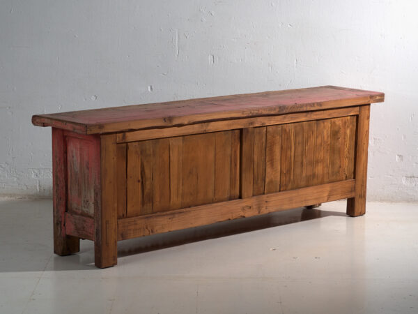 Aparador antiguo bajo tallado en madera de abeto – China, circa 1930