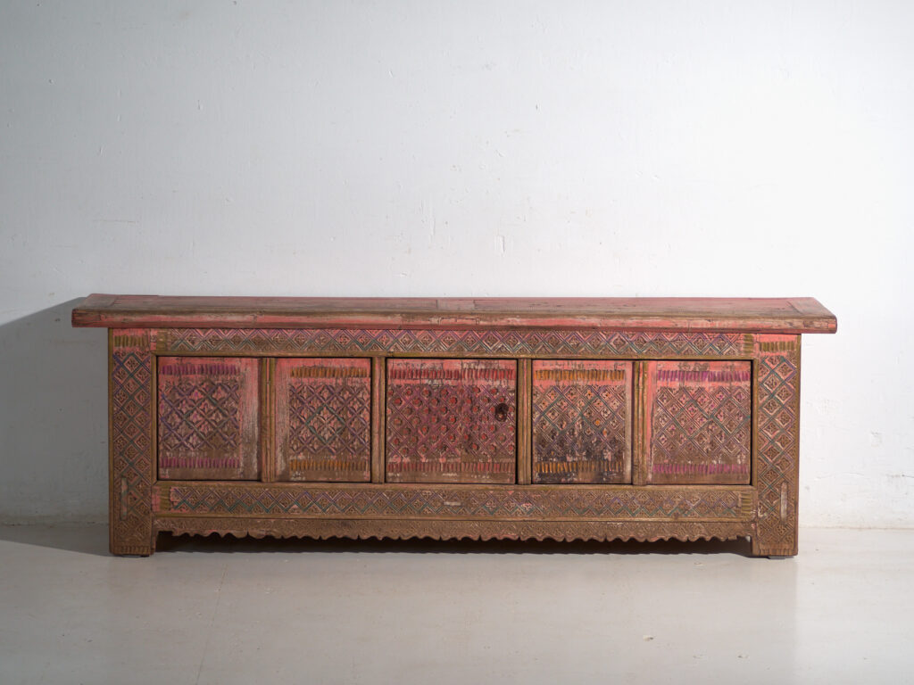 Aparador antiguo bajo tallado en madera de abeto – China, circa 1930