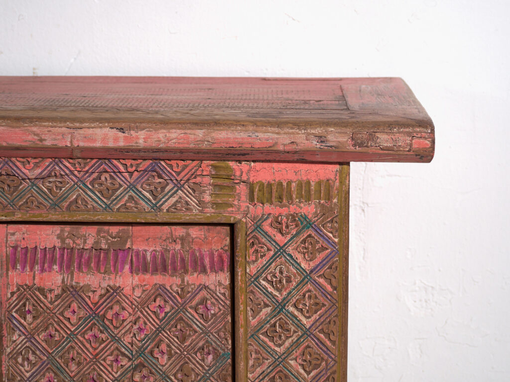 Aparador antiguo bajo tallado en madera de abeto – China, circa 1930