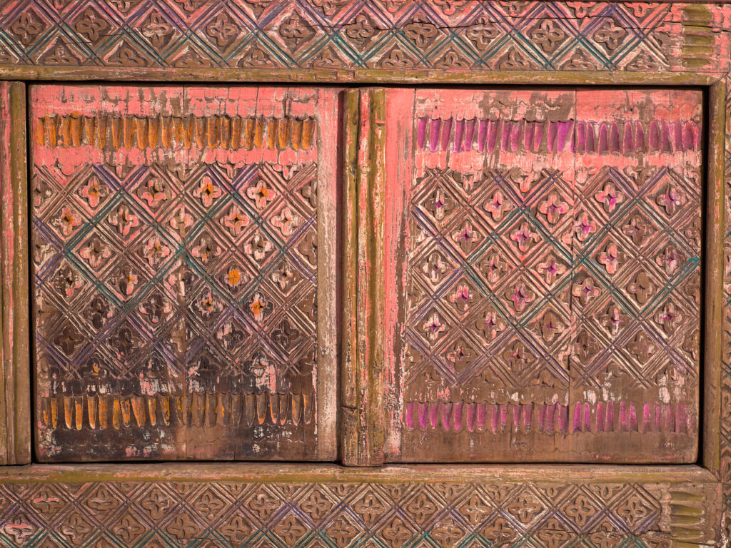 Aparador antiguo bajo tallado en madera de abeto – China, circa 1930