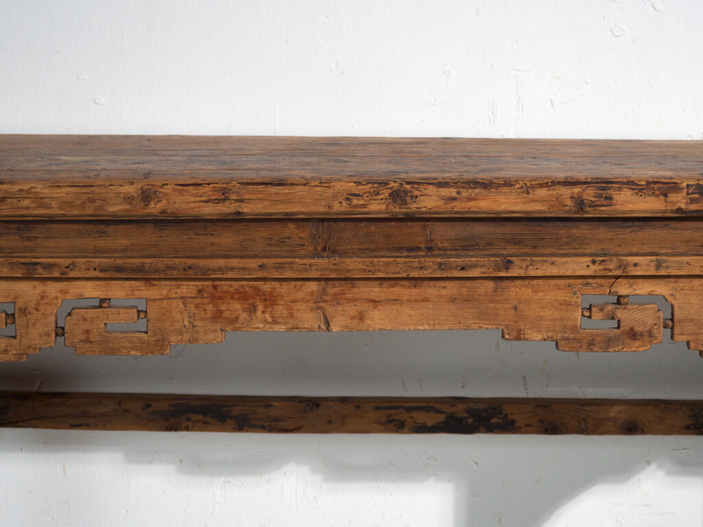 Mesa consola de gran formato con friso calado – China, circa 1930