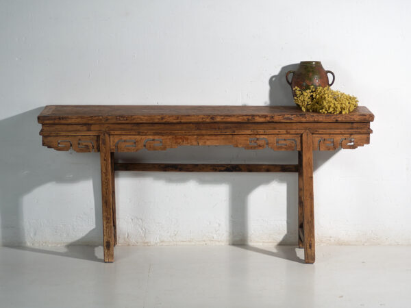 Mesa consola de gran formato con friso calado – China, circa 1930