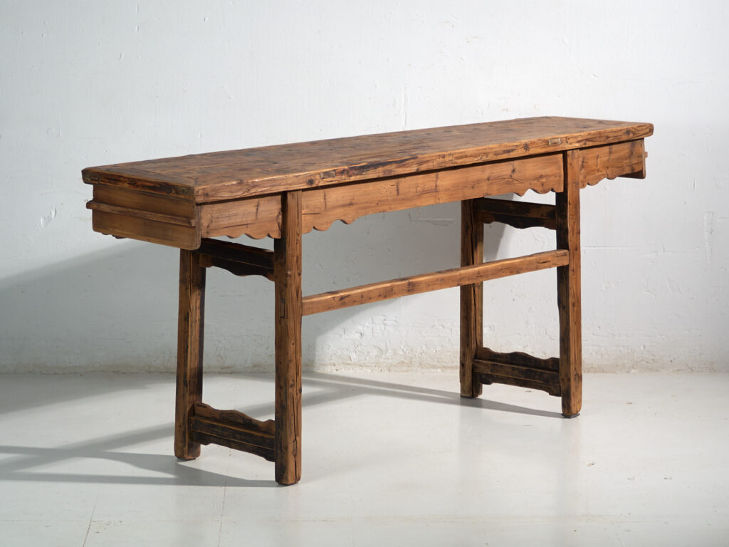 Mesa consola de gran formato con friso calado – China, circa 1930