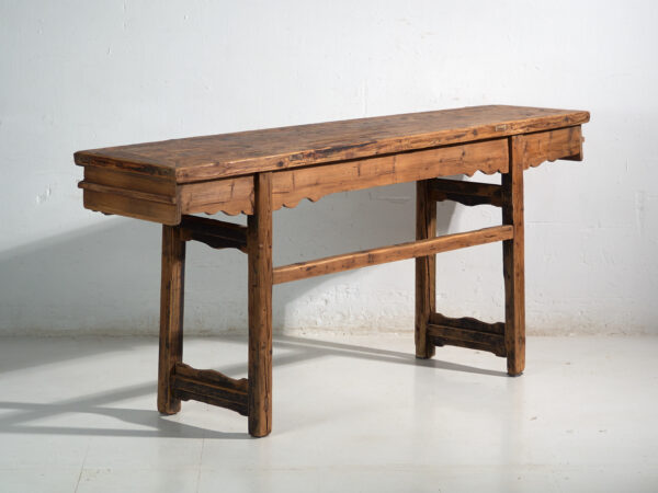 Mesa consola de gran formato con friso calado – China, circa 1930