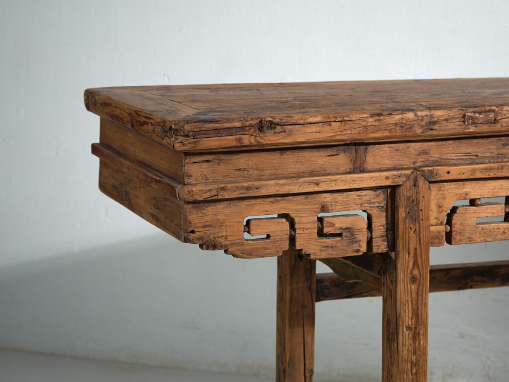 Mesa consola de gran formato con friso calado – China, circa 1930