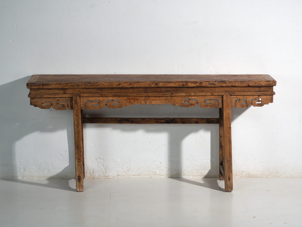Mesa consola de gran formato con friso calado – China, circa 1930