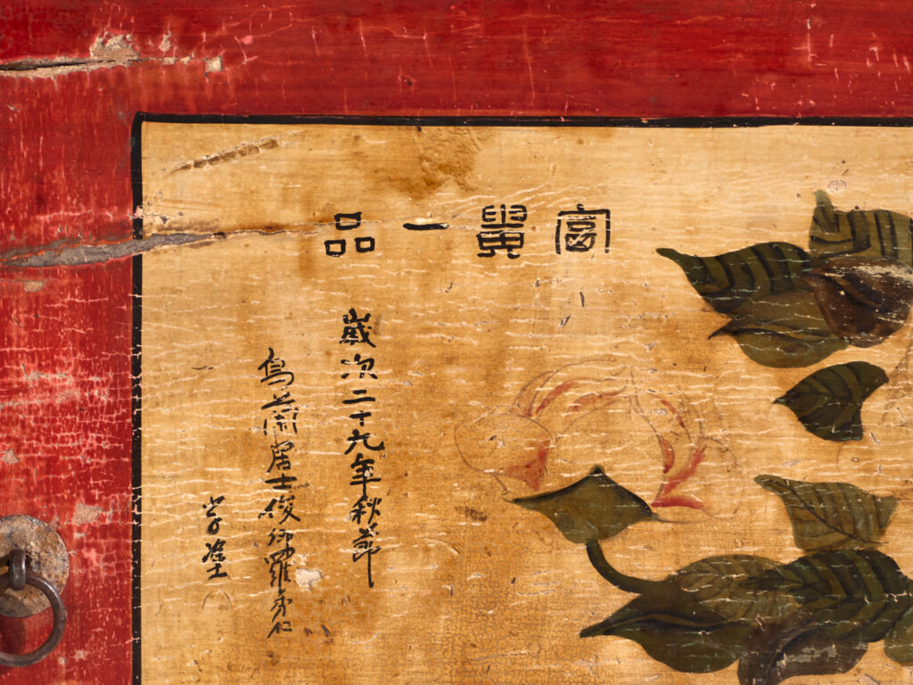 Aparador lacado con motivos pintados de loto – China, circa 1920