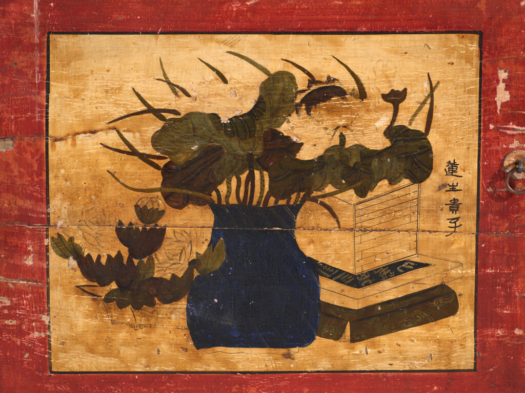 Aparador lacado con motivos pintados de loto – China, circa 1920