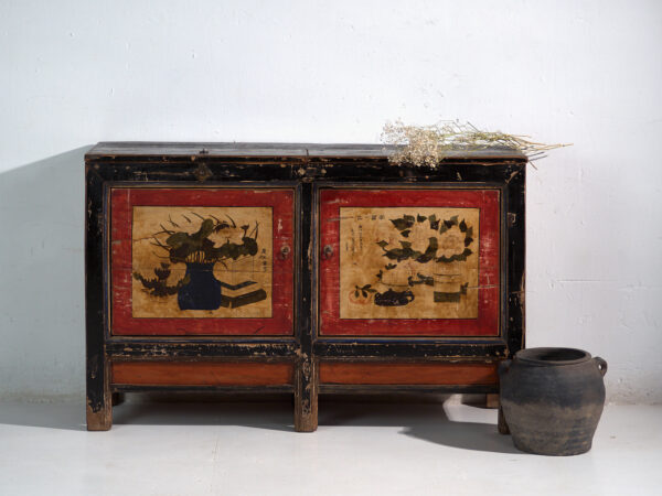 Aparador lacado con motivos pintados de loto – China, circa 1920