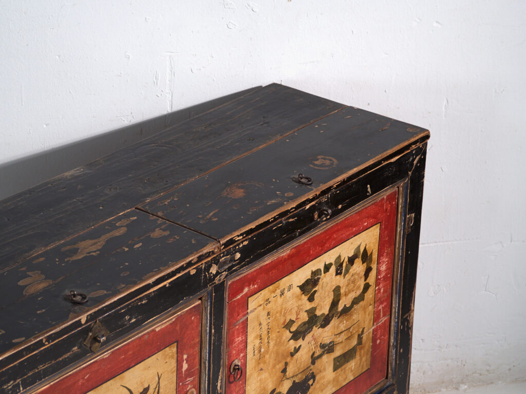 Aparador lacado con motivos pintados de loto – China, circa 1920