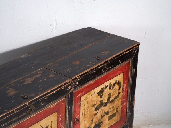 Aparador lacado con motivos pintados de loto – China, circa 1920