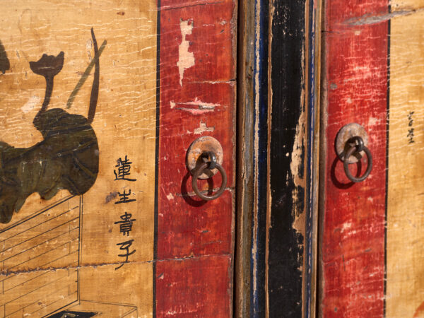 Aparador lacado con motivos pintados de loto – China, circa 1920