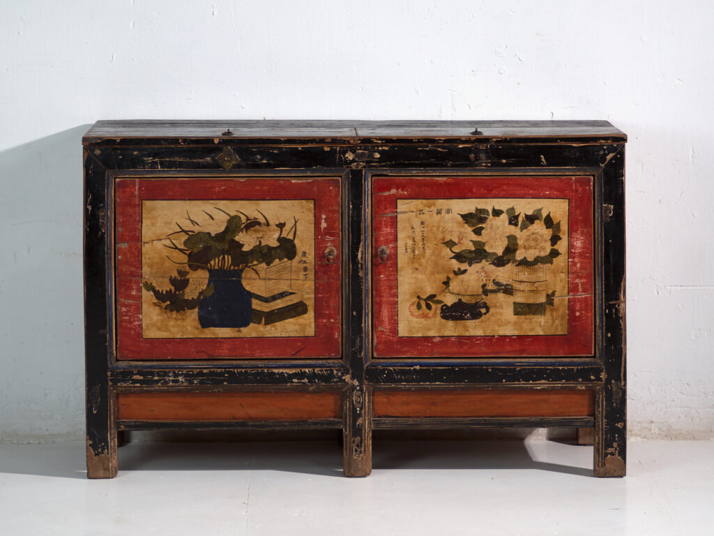 Aparador lacado con motivos pintados de loto – China, circa 1920