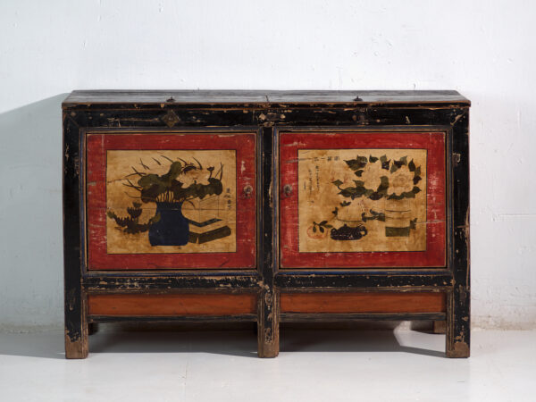 Aparador lacado con motivos pintados de loto – China, circa 1920