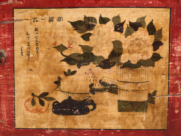 Aparador lacado con motivos pintados de loto – China, circa 1920